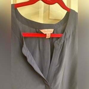 Lilly Pulitzer Navy hidden button shell. Size XL